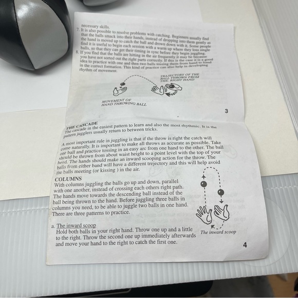 Juggling Balls in metal tin with instructions - Picture 12 of 12